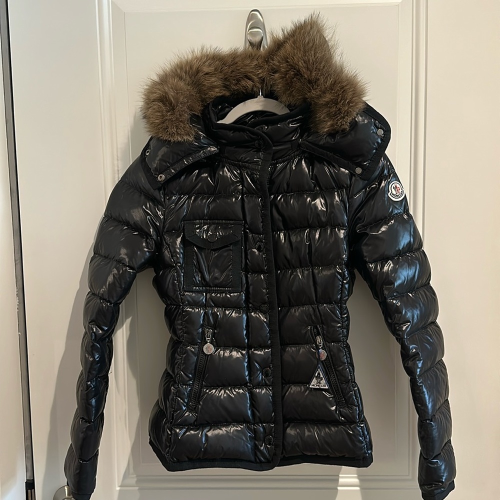Moncler short quilted jacket with real fur trim, size EU 34 US 4